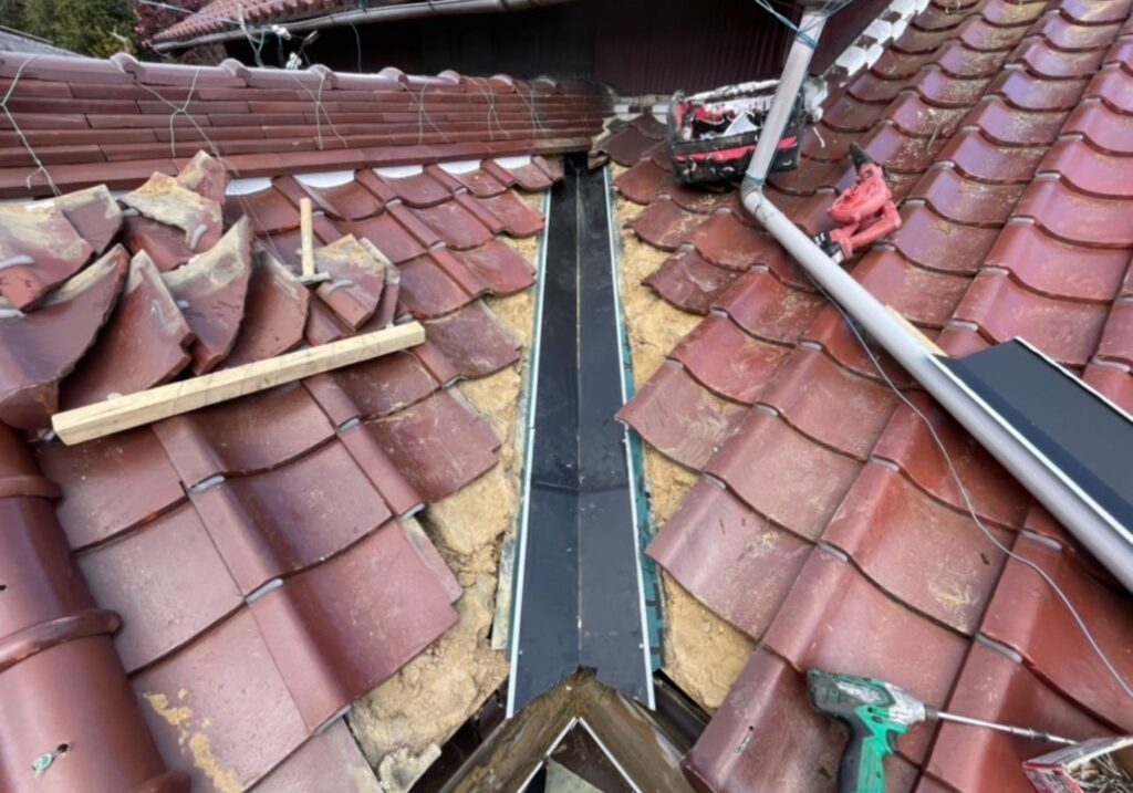 愛知県 大府市 谷板金上貼り工事 屋根塗装 雨漏り 雨漏り修理 屋根修理 漆喰 瓦工事 外装工事 内装工事 リフォーム工事 外壁塗装