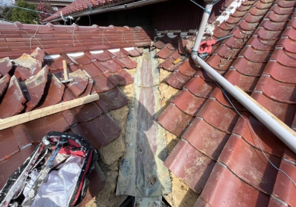 愛知県 大府市 谷板金上貼り工事 屋根塗装 雨漏り 雨漏り修理 屋根修理 漆喰 瓦工事 外装工事 内装工事 リフォーム工事 外壁塗装