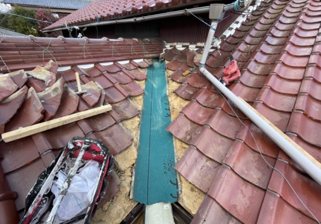 愛知県 大府市 谷板金上貼り工事 屋根塗装 雨漏り 雨漏り修理 屋根修理 漆喰 瓦工事 外装工事 内装工事 リフォーム工事 外壁塗装